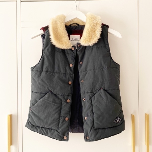 𝅺ONLY Vest - step up your fall/winter wardrobe! - Picture 2 of 4